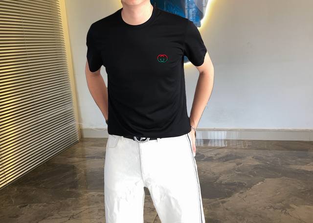 Gucci 古奇 2025春夏新品爆款 顶级走秀网红款定制 春夏原单时尚休闲短袖T恤。 25Ss春夏潮人网红必备单品，精选进口双丝光棉面料，舒适性与透气性兼优，