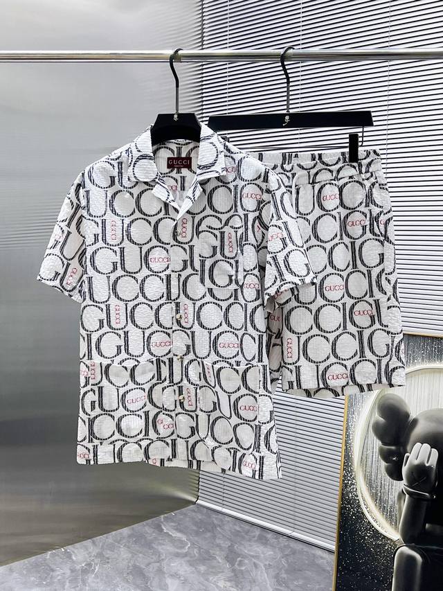 Cc 古奇 Gucci 2025Ss春夏新款 休闲 短袖 短裤裤 套装，高端版本！专柜定制面料 透气舒适度高，细节无可挑剔，品牌元素设计理念，体现高品质。手感细
