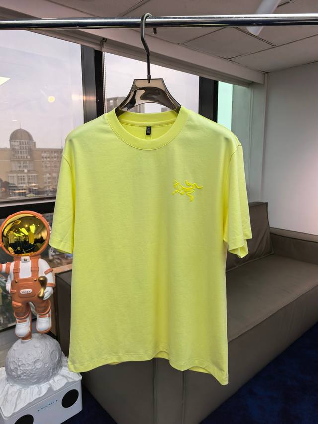 始祖鸟 25Ss春夏新款短袖T恤休闲运动风，户外品牌可能大家第一想到的就是、始祖鸟，在以面料独特研究为特征，仅凭这些就已经足以支撑其成为服装制造行业中，首屈可数