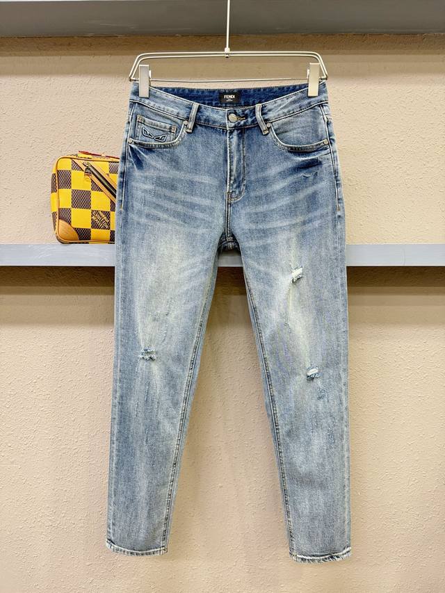 Fendi芬迪 原单牛仔裤 2025新品，原版牛仔裤 原版重工打造，品牌经典Logo设计，三标齐全！原版五金辅料。专柜定制牛仔面料，完全对版专柜，欢迎专柜试穿后