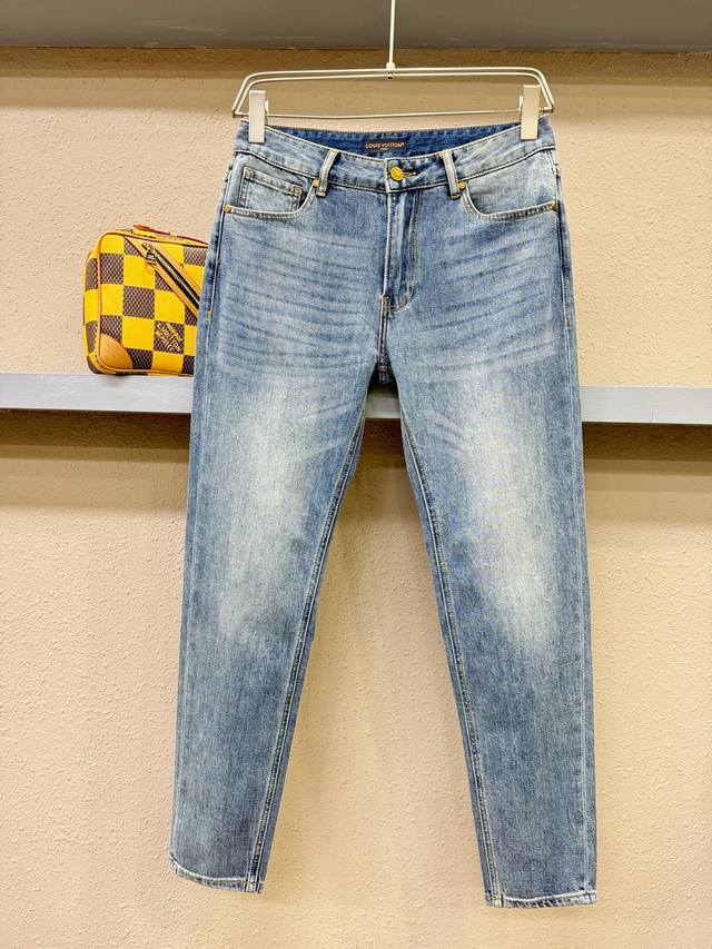 Lv 原单牛仔裤 2025新品，原版牛仔裤 原版重工打造，品牌经典Logo设计，三标齐全！原版五金辅料。专柜定制牛仔面料，完全对版专柜，欢迎专柜试穿后再购买，好