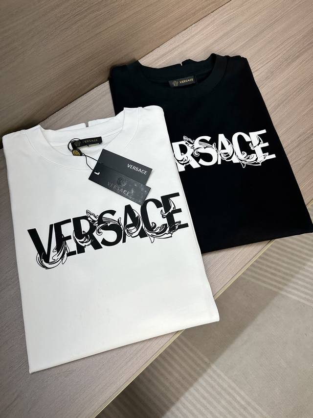 Ver范大师家25Ss夏季最新款短袖圆领T恤 高端订制 设计前卫时尚！品牌字母Logo重工艺设计 高端定制240克面料.手感柔软.穿着舒适.专柜级别精致车线.