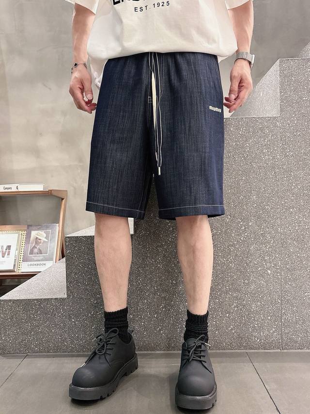 Miu Miu 夏季新款轻薄天丝织物休闲短裤，男士刺绣标识点缀清凉五分裤。超薄天丝织物面料，清新淡雅的牛仔色系，纹理清晰，薄如蝉翼，手感顺滑且垂感自然。专为高端