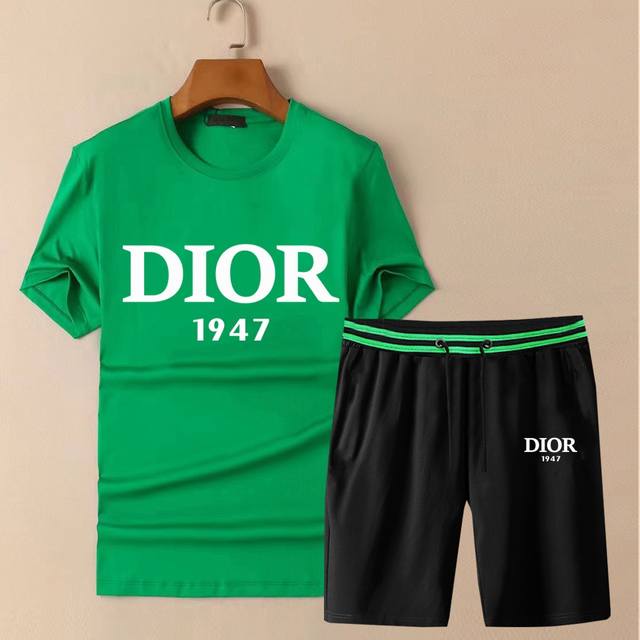 下单麻烦报身高体重 Dior 春季新款最新品短袖套装，专柜同步有售，原单狠货，时尚 进口原版科技面料，上身舒适透气，原版定制五金辅料，上身帅气有型，三标齐全，推