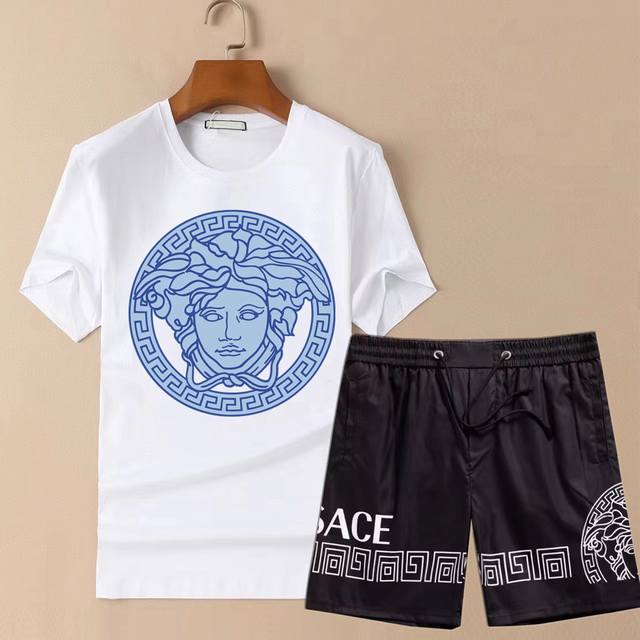 下单麻烦报身高体重 Versace 春季新款最新品短袖套装，专柜同步有售，原单狠货，时尚 进口原版科技面料，上身舒适透气，原版定制五金辅料，上身帅气有型，三标齐