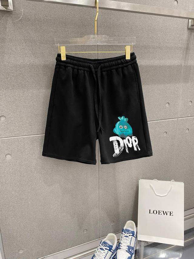 迪奥 24春夏新款短裤 这款极简表达现代态度。面布63.1%棉36.9聚酯倩维 超薄复合面料 整体更显质感有力 承载创新精神， 标志性的涂珐琅徽标平添点睛之笔