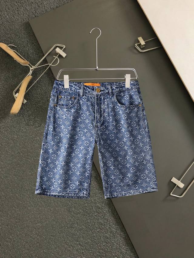 Lv 2025夏季新款男士牛仔裤短裤，重工艺高级定制面料透气面料 透气弹力舒适度极高，细节无可挑剔，顶级辅料配备，原版Logo设计理念，手感细腻柔软！上身版型超