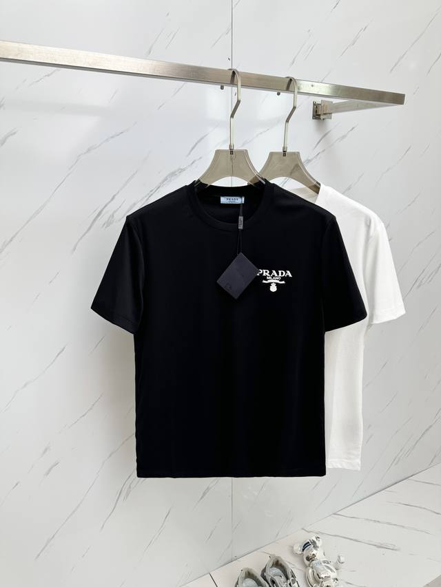 Prada 2025春夏新款男士圆领短袖T恤 专柜同步售卖，高端品质 高版本 经典字母Logo设计 定制进口100%纯棉面料 手感柔软细腻 穿着亲肤舒适又透气，