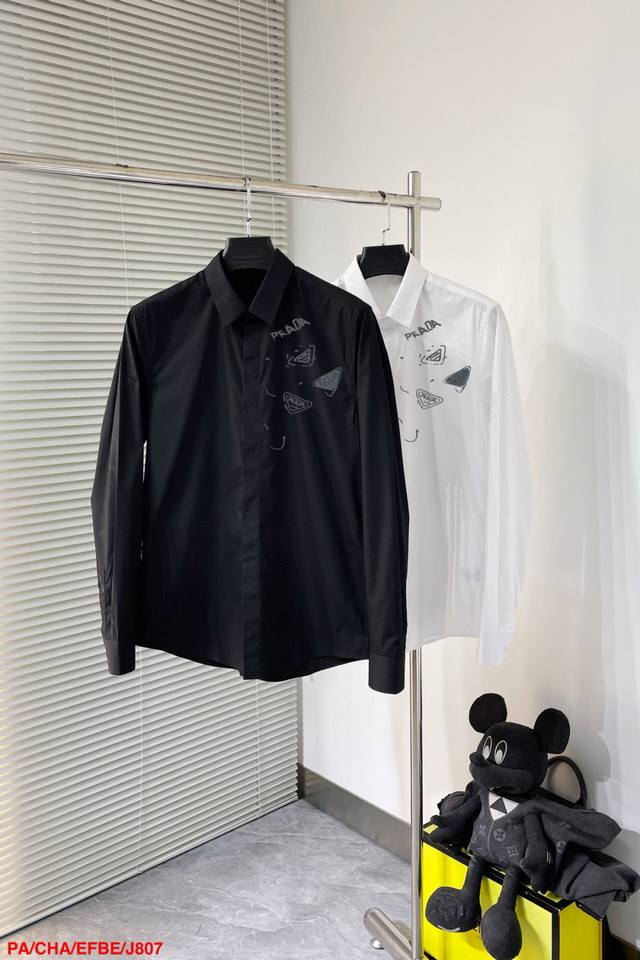J807 Pa普拉达 专柜最新春款男士必备款衬衫，100%天然棉，舒服透气，原单狠货，原版面料，柔软舒适，上身高端又奢华，足够场面的档次，这款衬衫无不骄傲的让你