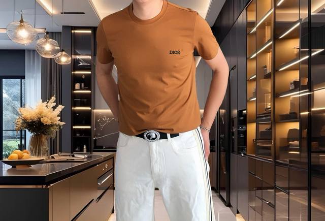 Dior 迪奥 2025春夏新品爆款 顶级走秀网红款定制 春夏原单时尚休闲短袖T恤。 25Ss春夏潮人网红必备单品，精选进口双丝光棉面料，舒适性与透气性兼优，柔