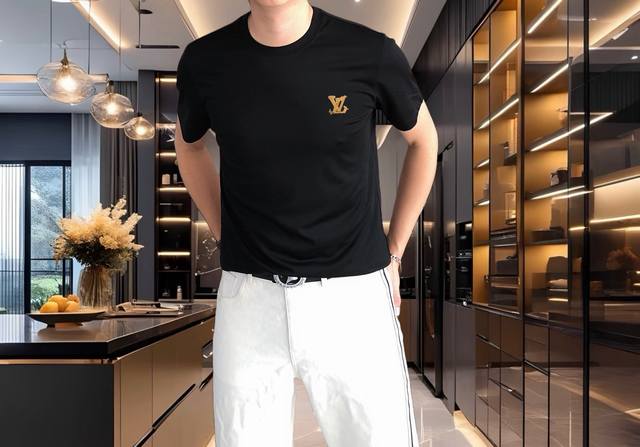 Lv 路易威登 2025春夏新品爆款 顶级走秀网红款定制 春夏原单时尚休闲短袖T恤。 25Ss春夏潮人网红必备单品，精选进口双丝光棉面料，舒适性与透气性兼优，柔