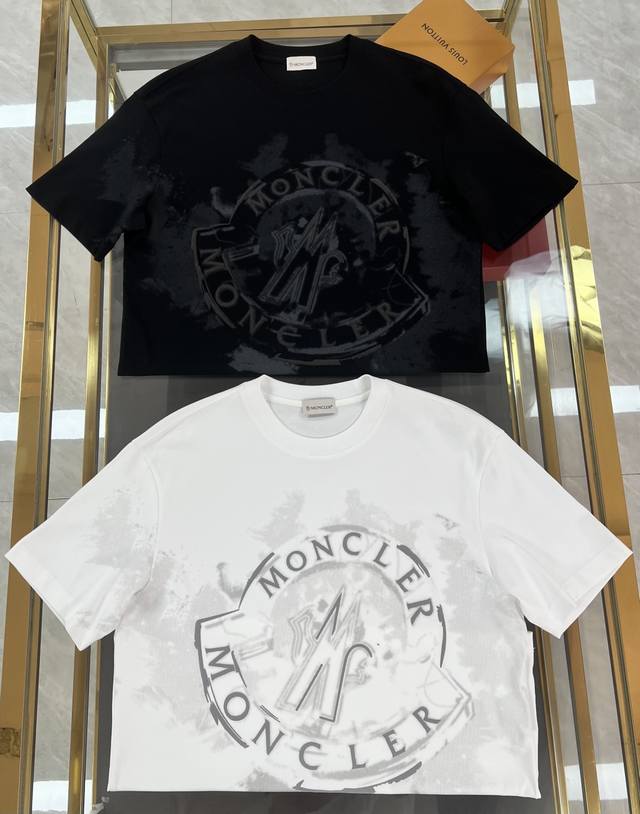 新品 蒙口 独家爆款 2025春夏新款首发专柜最新款短袖圆领T恤 高端订制 品牌Logo立体发泡印花工艺，高端定制进口丝光云朵棉面料.手感柔软.穿着舒适.专柜级