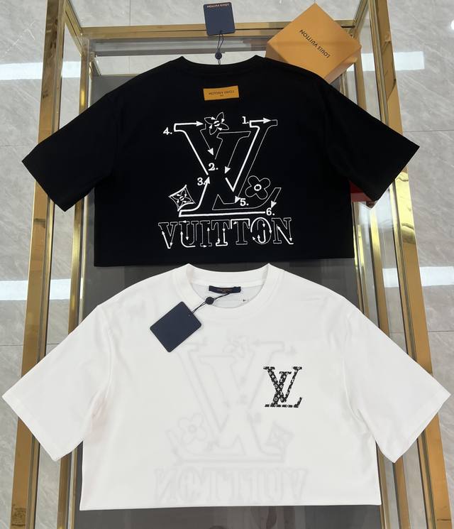 新品 Lv 独家爆款 2025春夏新款首发专柜最新款短袖圆领T恤 高端订制 品牌Logo胸前印花背面重工刺绣工艺，高端定制进口丝光云朵棉面料.手感柔软.穿着舒适