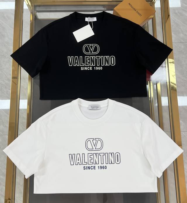 新品 华伦天奴 独家 爆款 2025春夏新款首发专柜最新款短袖圆领T恤 高端订制 品牌Logo最新激光刻字模立体工艺，高端定制双面丝柔棉面料.手感柔软.穿着舒适
