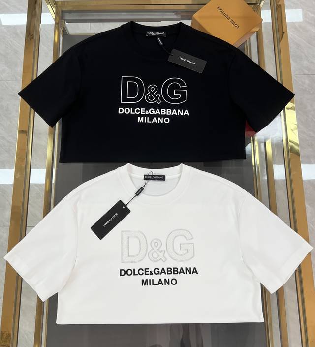 新品 Dg 杜嘉班纳 补单超级爆款 2025春夏新款首发专柜最新款短袖圆领T恤 高端订制 品牌Logo凹凸开模工艺，大牌范儿十足，高端定制双面丝柔棉面料.手感柔