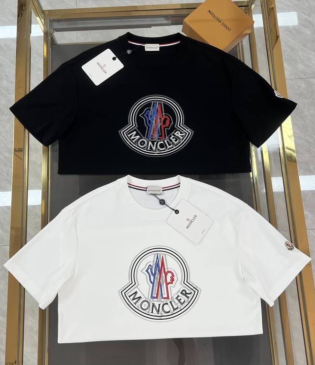 新品 蒙口 独家 爆款 2025春夏新款首发专柜最新款短袖圆领T恤 高端订制 品牌Logo最新立体印花工艺，高端定制双面丝柔棉面料.手感柔软.穿着舒适.专柜级别