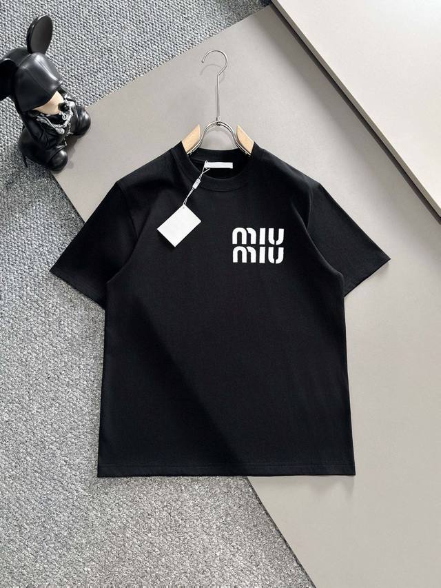 Miumiu 2025早春新款首发专柜最新款短袖圆领T恤 高端订制 设计前卫时尚！高端定制高支棉面料.手感柔软.穿着舒适.专柜级别精致车线.做工精细.上身效果无