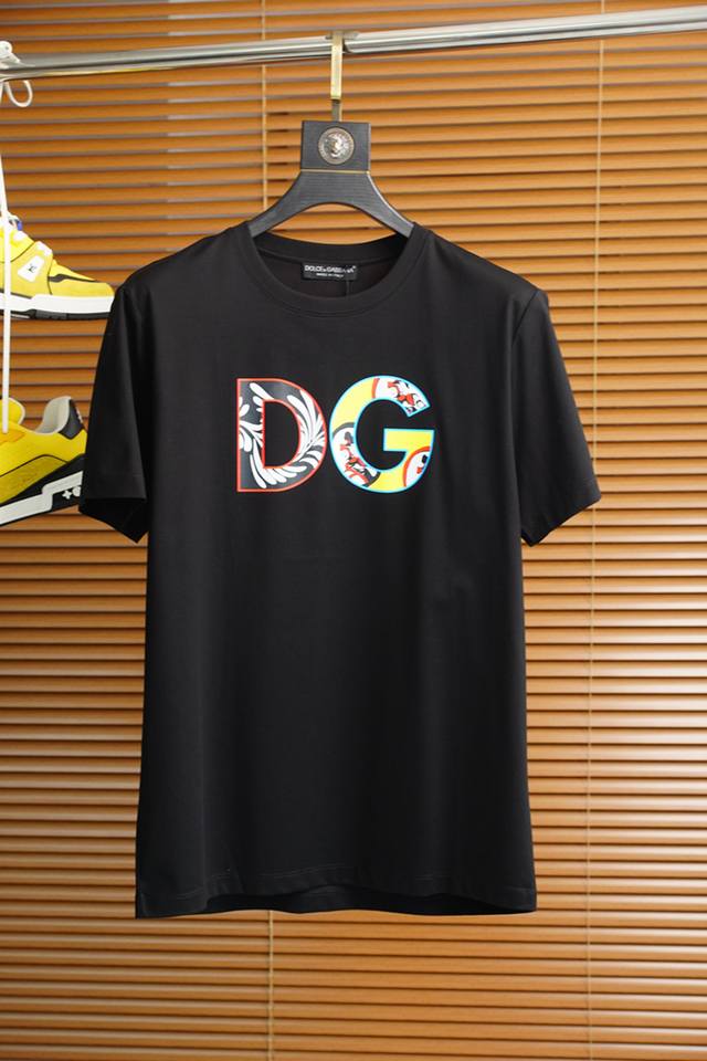 Dg 正面Logo短袖T恤，Zg同款，胸前提升品牌格调演绎品牌辨识度，满满的品牌精良设计，采用定制80支双股丝光棉面料；黑色 白色 S～Xxxl；