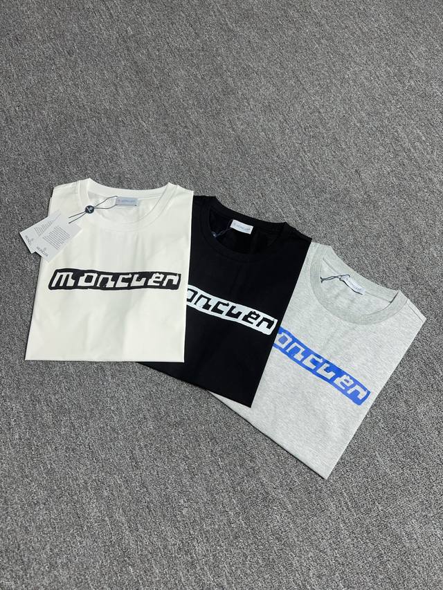 Moncler 25春夏新品渲染印花签名标识短袖T恤，采用定制80支双股丝光棉面料；黑色 灰色 白色 S～Xxxl 黑白可定制4Xl、5Xl