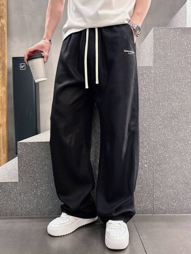 马吉拉春夏亚麻混纺弯腿长裤，男士字母刺绣标识宽松休闲麻裤。顶级渠道订单，数量相当稀少，Martin Margiela经典匠心打造，避免了撞款的尴尬局面。极其百搭