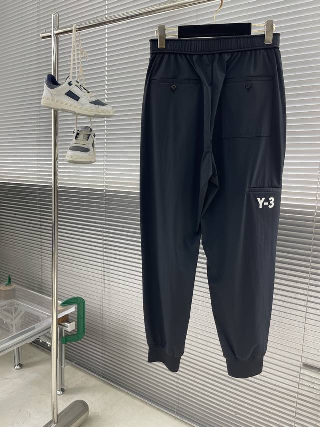 Y-3 2025年春夏新品休闲卫裤 尺码：M-3Xl P.S：休闲宽松版长裤，采用高等高支数，较细的纱线制作出轻薄型面料，经编工艺使织物纵向尺寸稳定性好，不易变