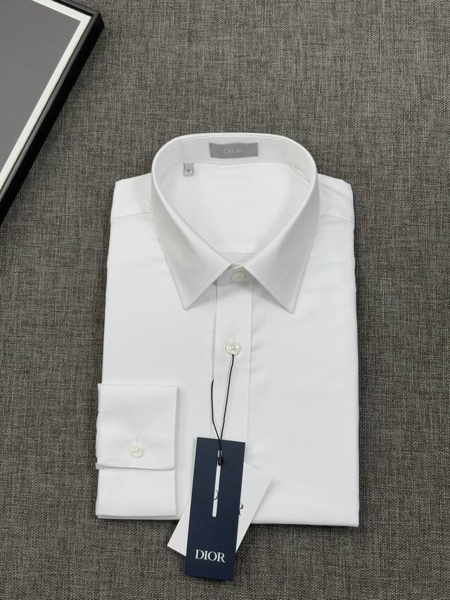 迪奥，Dior，介英绣花，特色单品，男士长袖衬衫 设计上沿袭了他家现代极简主义基调，将意式的都市高贵格调发挥到极致，整体造型干净利落，无任何多余元素，由至简演绎