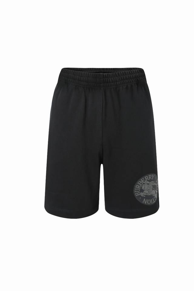 Burberry马术骑士徽章棉质短裤 面料选择： 选用轻盈翻面绒棉质面料打造而成，通过高密度棉纤维在单层面料中实现内外差异化，外层平纹紧致耐磨，内层通过磨毛工艺