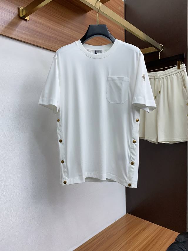Tai 蒙口 平纹针织T恤是品牌的基础款式采用280克纯棉面料 舒适透气华美简约风格与精致魅力重释基础单品，赋予其设计新意。后背做了龟背设计袖口和下摆都以原版缝