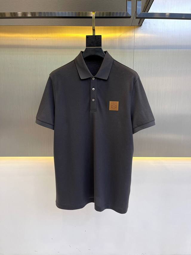 罗意威、2025春夏新品男士时装商务休闲Polo衫，以面料和工艺为主导的一款休闲短袖，摒弃了以往的风格与基调，走了极简的路线，非常纯粹且利落干净，经典版型，沉稳