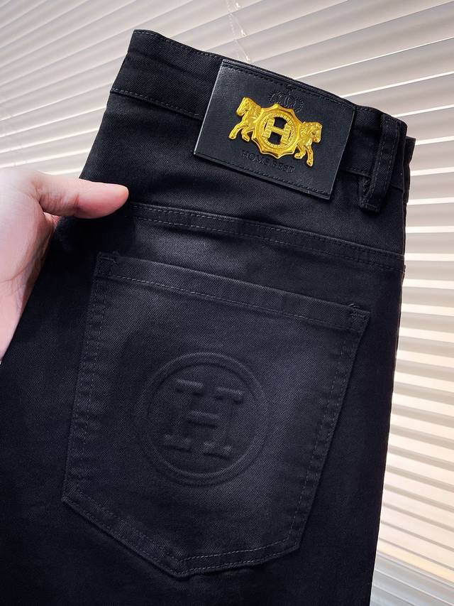 爱马仕 2025新品男士牛仔裤......辨识度都超高的一款单品，随意搭配都非常得体 多次洗水所呈现出的淡雅灰体色彩 做工细节完美 后袋两色小怪兽，工艺非常突出
