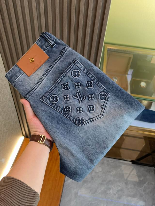 Lv 阔腿裤 2630春夏新品 专柜有售 实体店极品牛仔裤专柜原版1:1好货，适合各个年龄段。市场最高版本的欧洲进口面料。舒适柔软亲肤，上身效果超级棒时尚百搭，