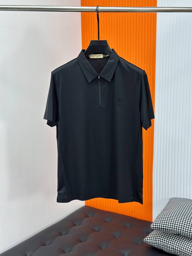巴宝莉 2025Ss春夏新款Polo领短袖系列。精选优质锦纶桑蚕丝面料，时尚大牌元素Logo设计，无痕收边设计，面料柔软顺滑，上身轻薄透气版型超赞，随意搭配都超