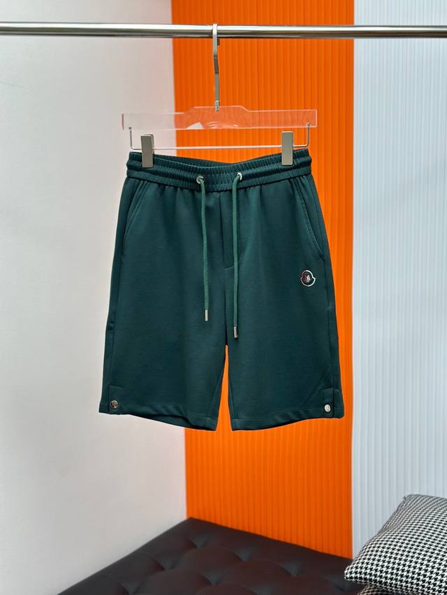 Moncler蒙口夏季新款男士休闲短裤，高级定制锦纶面料，舒适度极高，细节无可挑剔，顶级辅料配备，原版Logo设计理念，手感细腻柔软！上身版型超赞！最大可穿至2