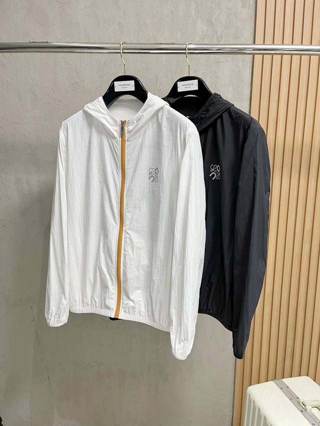 罗意威 2025春夏新款男士防晒服轻薄外套，独特订制防晒科技面料，结合凉感涂层体感清凉不闷热，出汗后速干，适合夏季户外活动。 轻量透气，舒适度高，超轻便携，可折