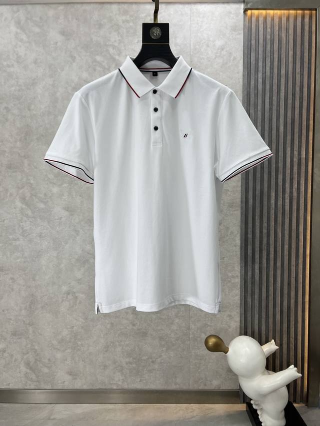 Tb 2025Sshk专柜同款同步上新短袖翻领Polo，采用订制珠地棉面料，胸前品牌字母采用刺绣工艺构成标志彰显品牌奢华 高端人士必备单品，懂货的来欢迎对比专柜