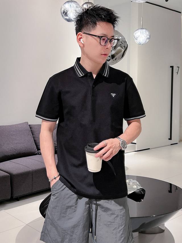 普拉达 2025Ss夏季新款字母Logo男士翻领Polo衫！经典商务男款，高端男装的天花板级别的商务男款！简约时尚大气不失优雅，单穿内搭体面过人，品质控 细节控