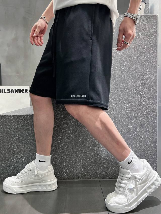 巴黎世家 25春夏新款短裤 这款极简表达现代态度。面布63.1%棉36.9聚酯倩维 超薄复合面料 整体更显质感有力 承载创新精神， 标志性的涂珐琅徽标平添点睛之