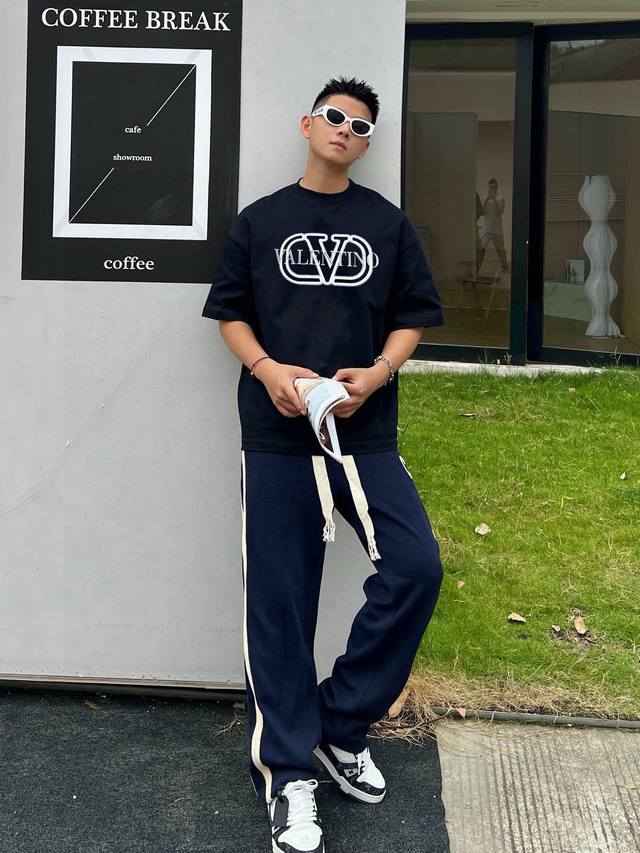 华伦天奴 新款字母印花双层重工短袖T桖 字母图案不管是T桖还是卫衣都是每年的爆款单品 前幅大面积印花采用大康丽数码印花机直喷 成本极高 经过多次的调试打版图案色
