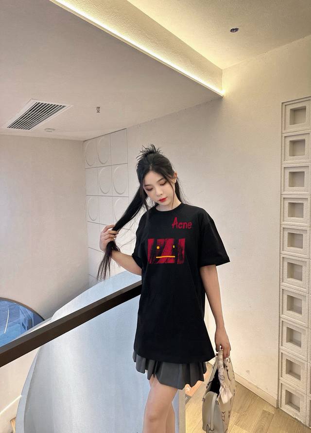 Ac 新款字母印花双层重工短袖T桖 字母图案不管是T桖还是卫衣都是每年的爆款单品 前幅大面积印花采用大康丽数码印花机直喷 成本极高 经过多次的调试打版图案色差还