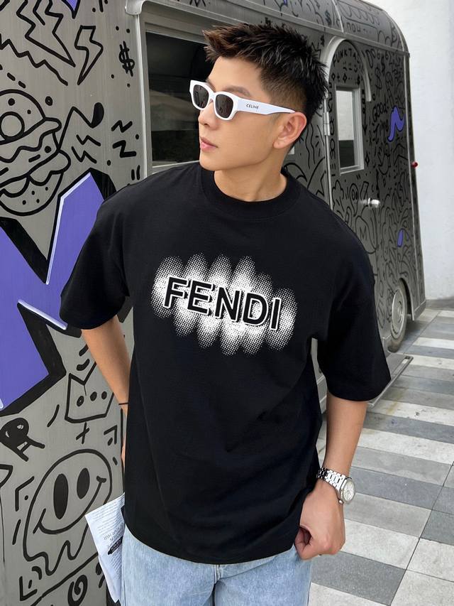 芬迪 新款字母印花双层重工短袖T桖 字母图案不管是T桖还是卫衣都是每年的爆款单品 前幅大面积印花采用大康丽数码印花机直喷 成本极高 经过多次的调试打版图案色差还