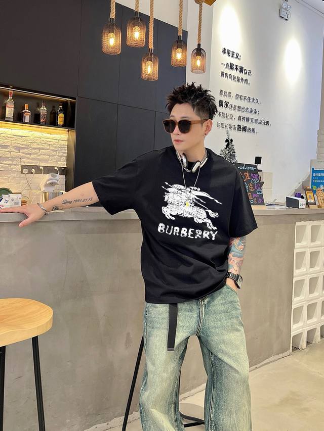 巴宝莉 新款字母印花双层重工短袖T桖 字母图案不管是T桖还是卫衣都是每年的爆款单品 前幅大面积印花采用大康丽数码印花机直喷 成本极高 经过多次的调试打版图案色差