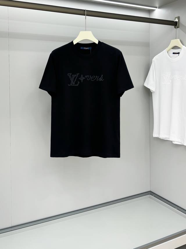 Lv25Ss早春新款平纹针织棉布基础圆领短Tee，男女同款立体米粒绣标识宽松休闲短袖T恤衫！贸易公司渠道稀出，领先官网发售！25年全新上线的基础纯色短Tee，简