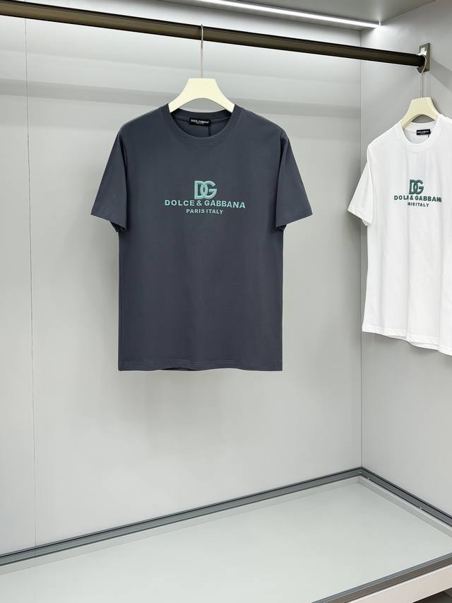 Dg 2025春夏新款男士圆领短袖T恤 专柜同步售卖，高端品质 高版本 经典字母Logo设计 定制进口100%纯棉面料 手感柔软细腻 穿着亲肤舒适又透气，休闲又