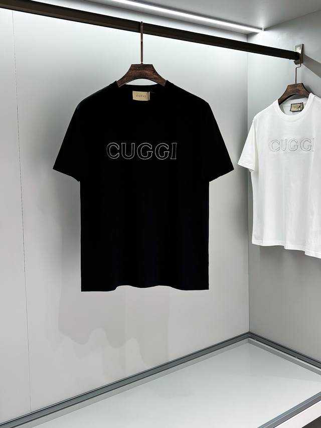 Gucci新品2025Ss早春系列浮雕压花烫钻字母短袖 T 桖 选用客供定制针织100%纯棉面打造,面料手感细腻，厚实有质感的纯棉布高密度的机织工艺，如棉絮般柔