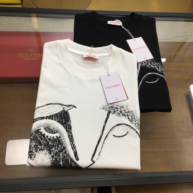 新品 Vltn... 2025春夏首发专柜最新款短袖圆领T恤 高端订制 设计前卫时尚！品牌Logo重工艺设计 高端定制双股丝光棉面料.手感柔软.穿着舒适.专柜级