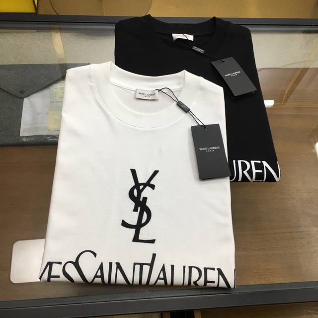 新品 Ysl... 2025春夏首发专柜最新款短袖圆领T恤 高端订制 设计前卫时尚！品牌Logo重工艺设计 高端定制双股丝光棉面料.手感柔软.穿着舒适.专柜级别