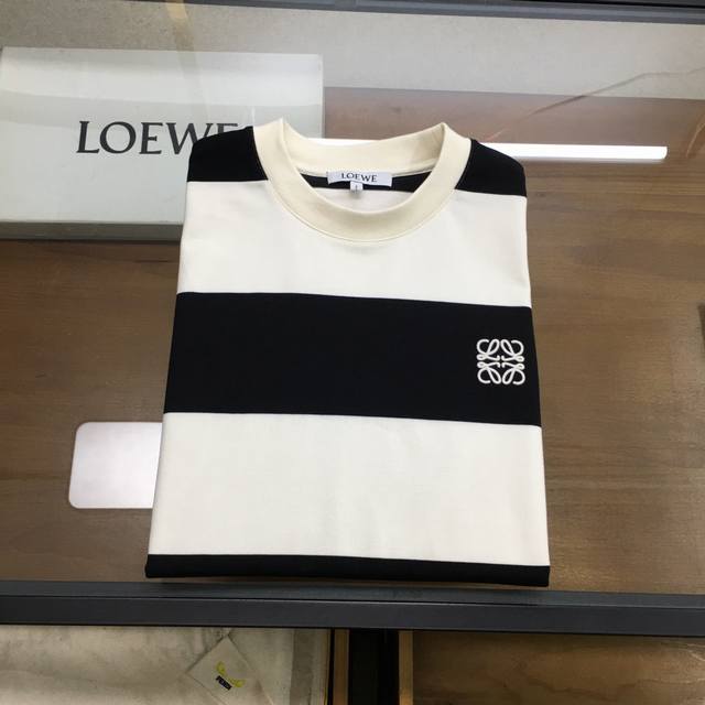 新品 Loew... 2025春夏首发专柜最新款短袖圆领T恤 高端订制 设计前卫时尚！品牌Logo重工艺设计 高端定制双股丝光棉面料.手感柔软.穿着舒适.专柜级