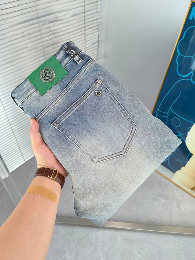 Lv 新款来袭2620新春爆款新品 专柜有售 实体店极品牛仔裤专柜原版1:1好货，适合各个年龄段。市场最高版本的欧洲进口面料。舒适柔软亲肤，上身效果超级棒时尚百