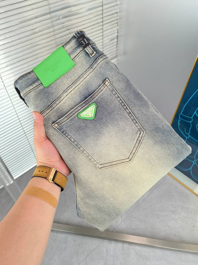 普拉达 新款来袭2620新春爆款新品 专柜有售 实体店极品牛仔裤专柜原版1:1好货，适合各个年龄段。市场最高版本的欧洲进口面料。舒适柔软亲肤，上身效果超级棒时尚