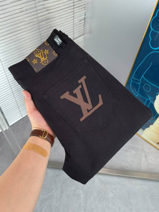 Lv 新款来袭2620新春爆款新品 专柜有售 实体店极品牛仔裤专柜原版1:1好货，适合各个年龄段。市场最高版本的欧洲进口面料。舒适柔软亲肤，上身效果超级棒时尚百